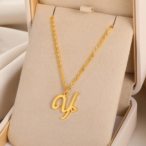 Vue macro d'un pendentif lettre y en or 18 carats avec détail de cœur sur l'écrin