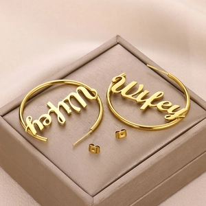 Goldene runde Creolen mit Wifey-Schriftzug im Kursiv-Design für Damen