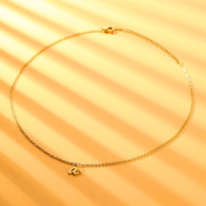 Collana con lettera A in acciaio inossidabile dorato lucido e cuore sotto luce calda