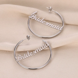 Silberne runde Creolen mit Bridesmaid-Schriftzug in Kursivschrift und poliertem Finish