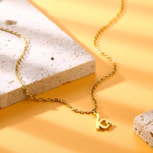 Collana in acciaio inossidabile dorato con ciondolo lettera K e piccolo cuore