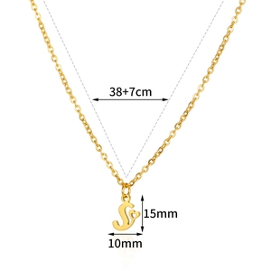 Dettaglio del ciondolo lettera S da 15mm con cuore su catena dorata 38+7cm