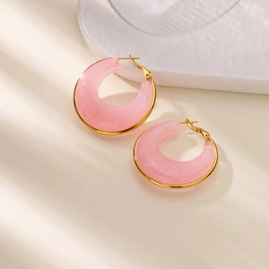 Boucles d'oreilles créoles C en résine rose translucide avec bords métalliques dorés