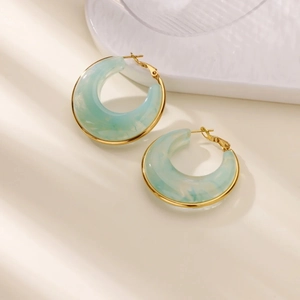 Boucles d'oreilles créoles rétro géométriques en résine marbrée bleu clair