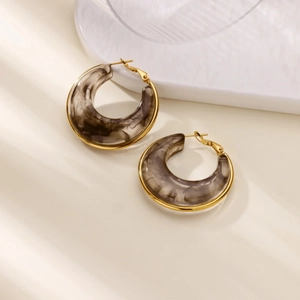 Boucles d'oreilles créoles dorées vintage en résine marbrée gris foncé en forme de croissant