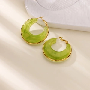 Boucles d'oreilles créoles en résine verte avec cadre doré et texture marbrée
