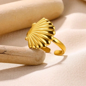 Anello regolabile in oro a forma di conchiglia con design strutturato per il mare