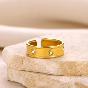 Détail de la bague réglable plaquée or avec pierres de zircon sur pierre texturée