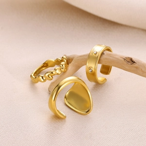 Ensemble de trois bagues dorées en acier inoxydable avec vagues et pierres de zircon