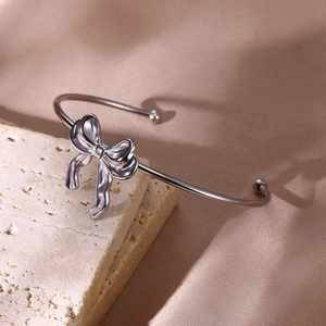Bracelet jonc ouvert en acier inoxydable argenté avec nœud 3D sur pierre mate