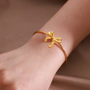 Bracelet Jonc Nœud en Acier Inoxydable Minimaliste pour Femme Élégante Texture Plissée Bracelet Ouvert Bijoux de Mode Accessoire de Fête