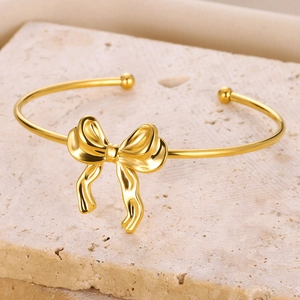 Bracelet jonc ouvert en acier inoxydable doré 18K avec un grand nœud papillon 3D