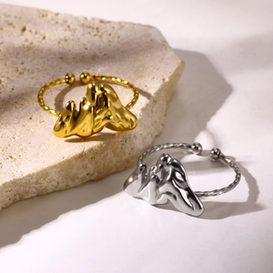 Detail von Seilringen mit geschmolzener Lavatextur in Gold- und Silberoptik