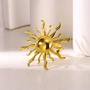 Detailaufnahme des goldenen Sonnenblumen-Rings mit polierten Metall-Sonnenstrahlen-Design