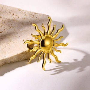 Auffälliger goldener Sonnenring mit geometrischen Strahlen auf einer Steinoberfläche