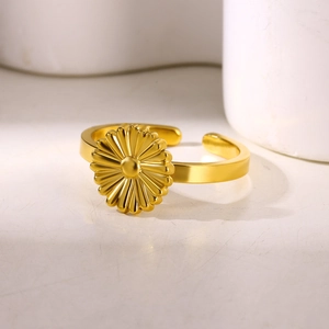 Detailansicht eines goldenen Sonnenblumen-Rings aus poliertem Edelstahl mit Gravuren