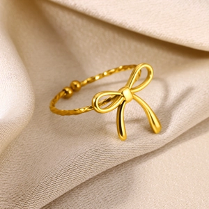 Verstellbarer goldener Schleifenring mit gedrehtem Seildesign auf elegantem Seidenstoff