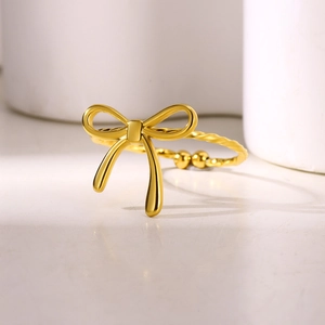 Detailansicht goldener Schleifenring mit gedrehter Ringschiene und verstellbarer Öffnung