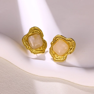Nahaufnahme von 18K vergoldeten Edelstahl-Ohrringen mit Perlenmitte und Hammerschlag-Optik
