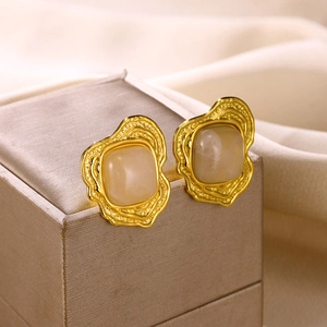 Detail von Vintage 18K vergoldeten Blütenohrringen mit Perlensteinen auf Schmuckbox