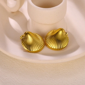 Nahaufnahme goldener fächerförmiger Ohrstecker aus 18K vergoldetem Edelstahl