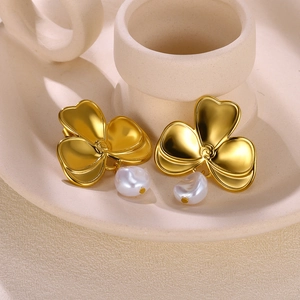 Nahaufnahme von 18K vergoldeten Edelstahl-Blütenohrringen mit eleganten weißen Perlen
