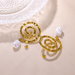 Detailaufnahme der 18K vergoldeten Spiralohrringe mit eleganten Barockperlen