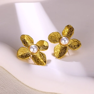 Detailaufnahme von 18K vergoldeten Edelstahl-Ohrringen mit Blumenmuster und Perlen