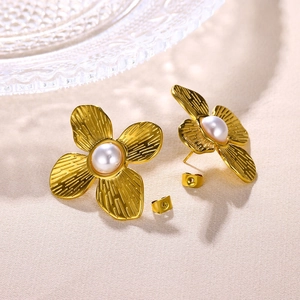 Detailansicht der 18K Gold Edelstahl Blumenohrringe mit Perle und gebürsteter Textur