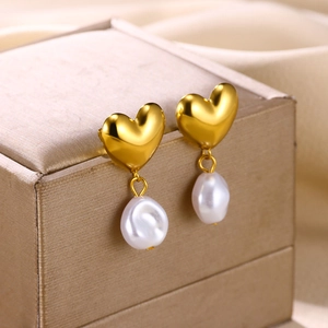 Elegante goldene Herz-Ohrringe mit natürlichen Barock-Süßwasserperlen für Damen