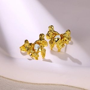 Makroaufnahme von 18K vergoldeten Lava-Ohrringen mit funkelnden Zirkonia-Steinen