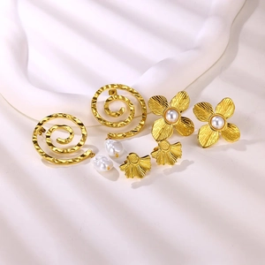 18K vergoldete Edelstahl-Ohrringe Set mit Perlen in floralem und Spiral-Design