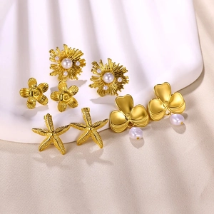 Schicke 18K Gold Edelstahl-Ohrringe im Set mit floralen Mustern und Perlenimitaten