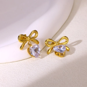 Elegante 18K vergulde roestvrijstalen oorbellen met strikje en hartvormige zirkonia steen