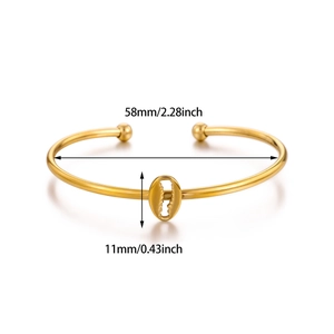 Detail view of 18K gold starfish cuff bracelet showing 58mm inner diameter and shell size