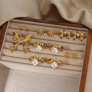 Boucles d'oreilles Vintage en Zircone avec Künstliche Perles d'imitation Plaquées Or 18K pour Femmes Boucles d'oreilles Clous Élégantes en Forme de Nœud Cœur Papillon Coquillage Étoile de Mer