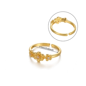 Detail view of adjustable gold-plated ring with three white zircon flower blossoms