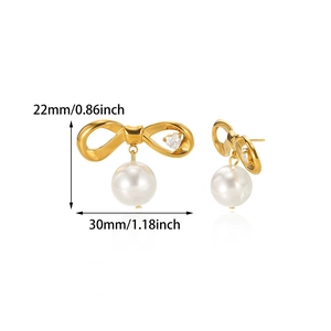 Boucles d'oreilles nœud doré avec zircon cœur et perle blanche sur fond blanc pur
