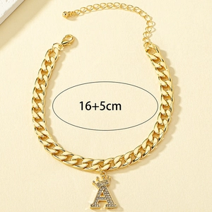 Dettaglio del bracciale a catena dorata 16+5cm con pendente corona lettera A brillante