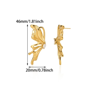 Gros plan détaillé des boucles d'oreilles ailes de papillon en plaqué or 18 carats avec zircon