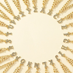 Collana in oro con lettera corona e diamanti scintillanti per donna in 26 varianti