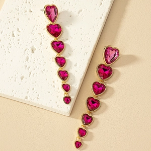 Pendientes largos con siete piedras rojas en forma de corazón y engaste dorado