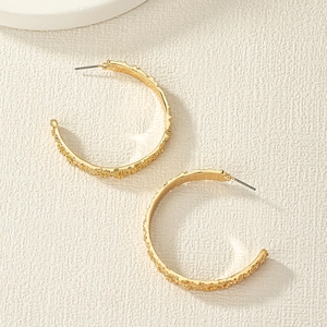 Pendientes de aro geométricos en forma de C dorados con textura de lava irregular para mujer
