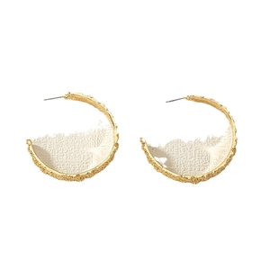 Pendientes geométricos dorados con incrustación blanca en un diseño circular irregular