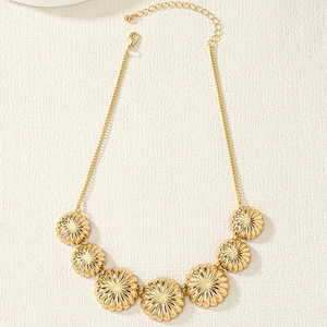 Elegante goldene Halskette mit sieben Gänseblümchen-Anhängern und verstellbarer Schließe