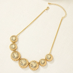 Goldene Gänseblümchen-Halskette mit sieben Sonnenstrahl-Anhängern und verstellbarer Kette