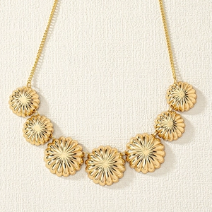 Detailansicht der goldenen Blumenkette mit sieben Sonnenstrahlen-Anhängern an feiner Kette