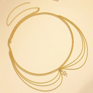 Detail einer goldfarbenen Taillenkette mit Schlangenanhänger und eleganten Fransenketten