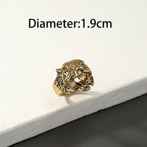 Vista detallada del anillo de cabeza de tigre con especificación de 1,9 cm de diámetro