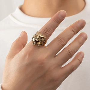 Primer plano de un anillo de cabeza de tigre dorado grabado para un estilo hip-hop